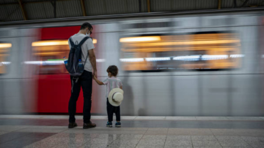 אב ובנו בתחנת רכבת, אילוסטרציה