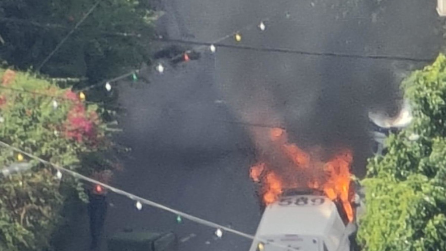 ניידת שהוצתה בדיר אל אסד