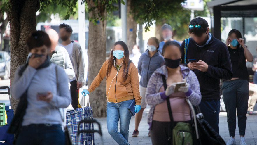 אנשים ברחוב עם מסכות