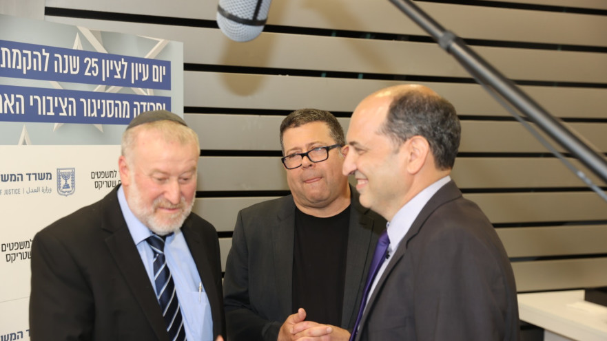 מימין: ד״ר יואב ספיר, פרופ' יורם רבין ואביחי מנדלבליט