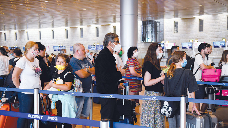 נוסעים ממתינים בנתב"ג עם מסכות