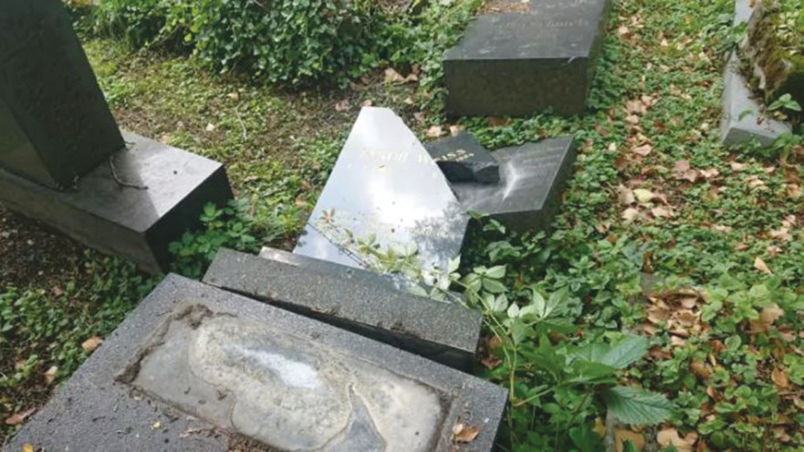 הריסת קברי יהודים בפולין