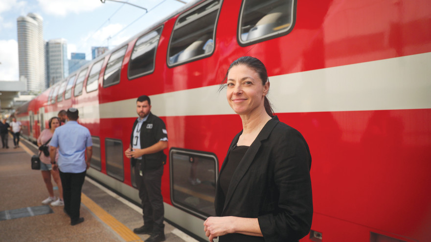 מרב מיכאלי ברכבת