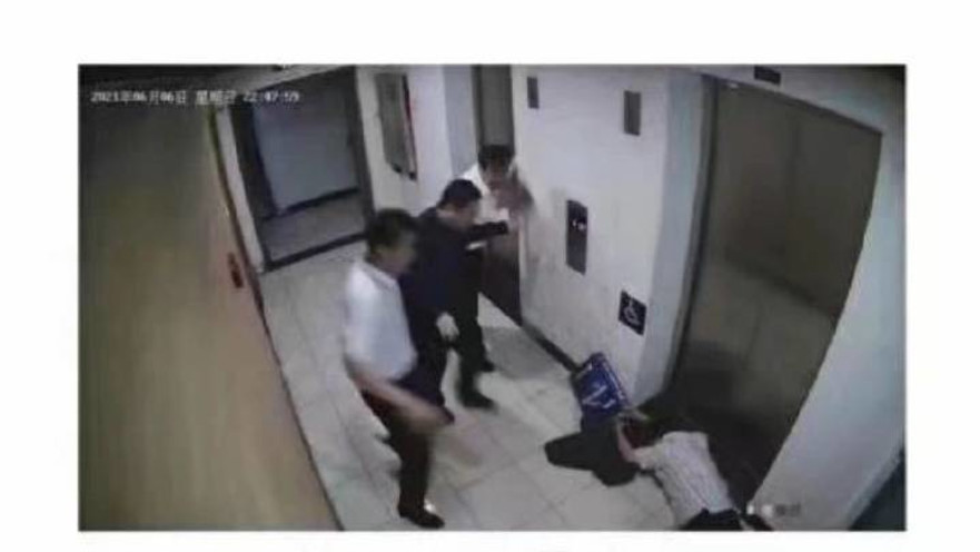 בכיר במפלגה הקומוניסטית בסין מכה שני מדענים בכירים 