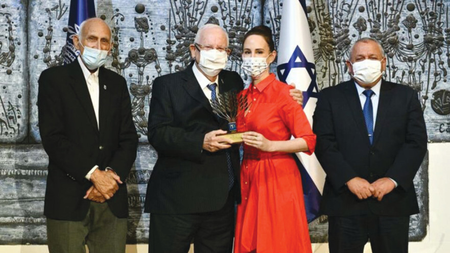 הנשיא מחלק את אות ההתנדבות לד"ר תמרה קוליץ