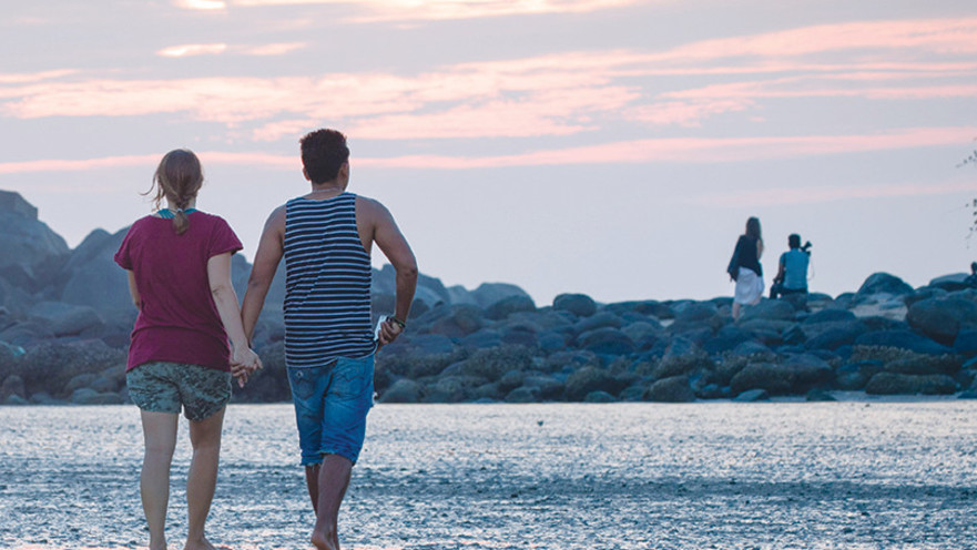 זוג הולך בשקיעה