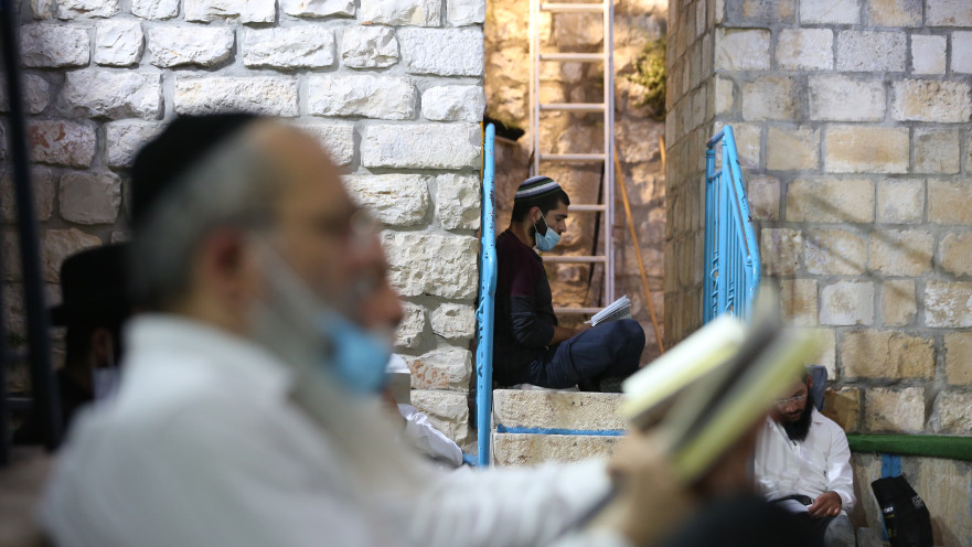 מתפללים בתשעה באב