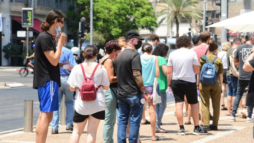 תורי ענק לבדיקת קורונה בכיכר רבין