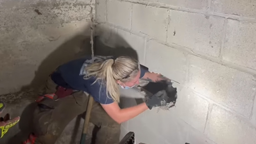 הכבאית ג'ני אדקינס מחלצת את הכלבה האבודה