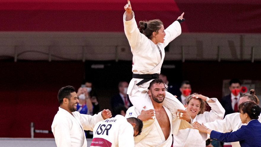 נבחרת ישראל בג'ודו חוגגת את הזכייה במדלית הארד