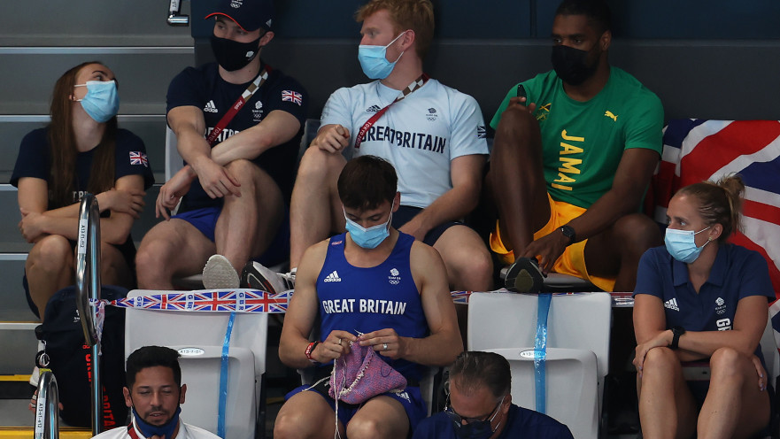 תראו אותו שם, יושב וסורג