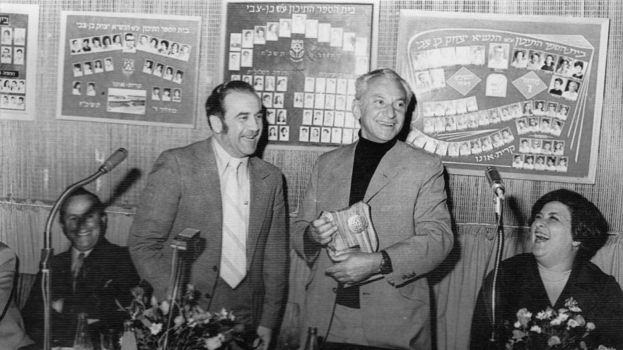 אביגדור ורשה (משמאל)