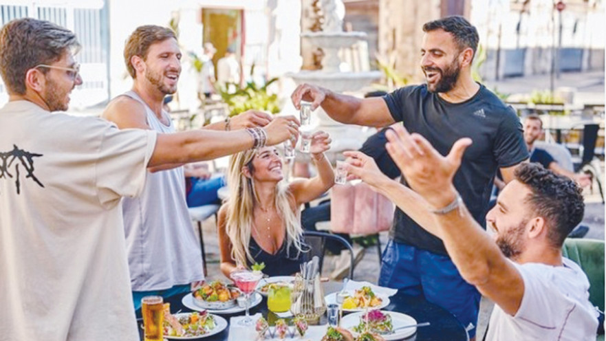 אנשים אוכלים במסעדה