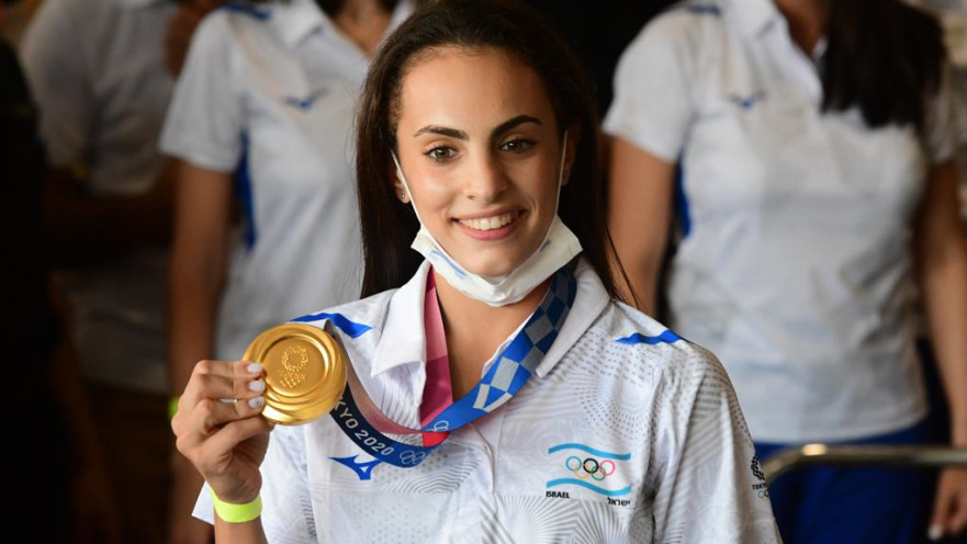 לינוי אשרם עם מדליית הזהב