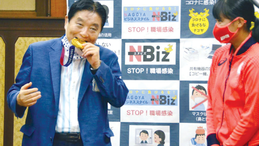 ראש העיר נושך את מדליית הזהב