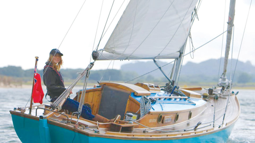 קייטי הצעירה מפליגה ברחבי בריטניה