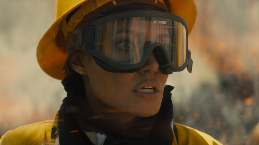 אנג'לינה ג'ולי, "עד במנוסה"