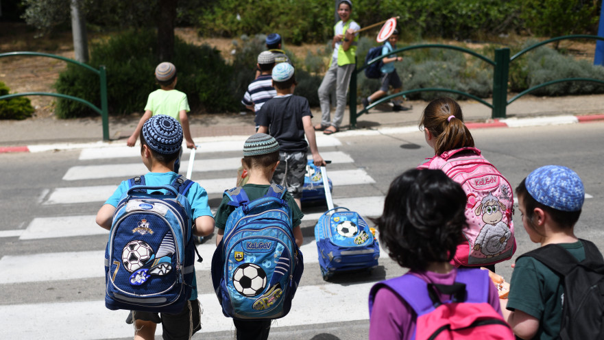 ילדים עוברים במעבר חצייה