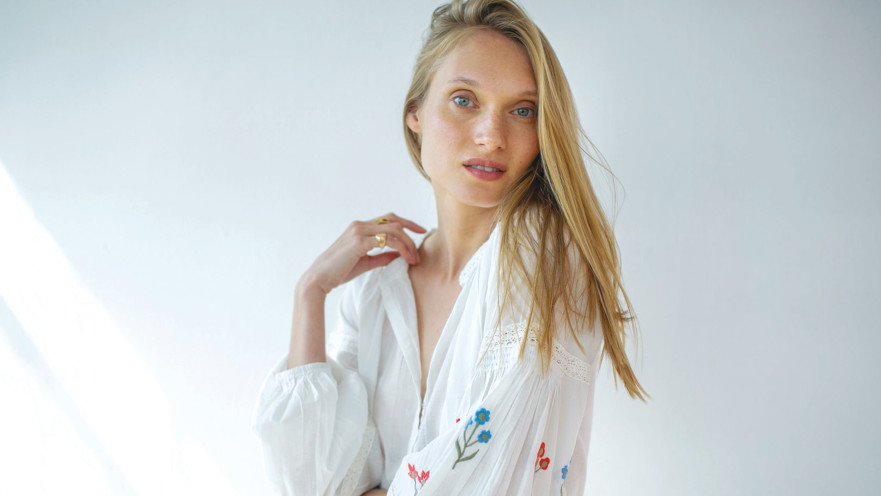 _חולצה לבנה מכותנה עם ריקמה של המותג גלביה 590 שקל  