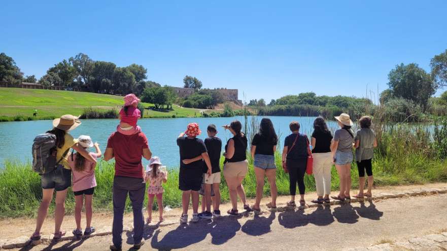 מטיילים בגן הלאומי ירקון תל אפק