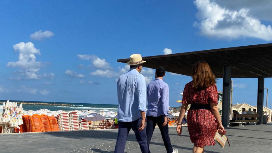 אנשים מטיילים בתל אביב (למצולמים אין קשר לכתבה)