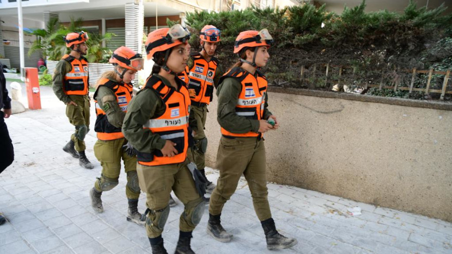 כוחות פיקוד העורף מגיעים לאזור קריסת הבניין בחולון