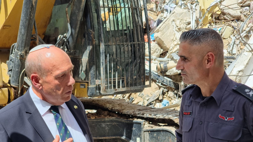 מבקר המדינה בביקור באתר קריסת הבניין בחולון
