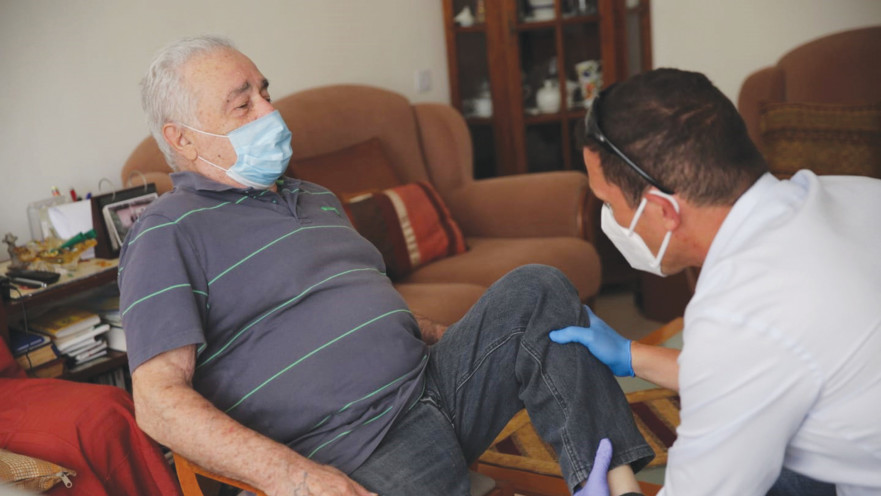 רופאים מתנדבים עם שורדי שואה