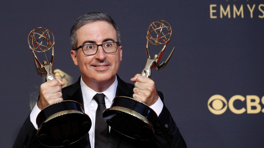 ג'ון אוליבר לאחר זכייתו בפרסי ה"אמי"