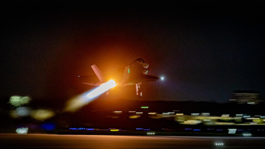 מטוס F-35 "אדיר" ממריא מארה"ב ארצה