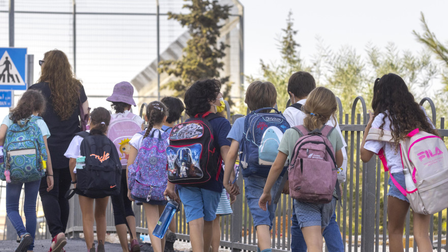 תלמידים בדרך לבית הספר