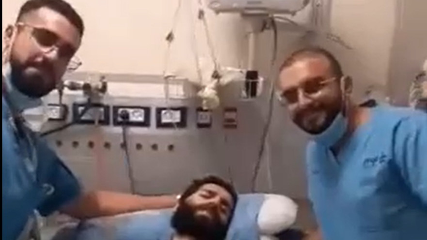 אחים מצטלמים עם מחבל