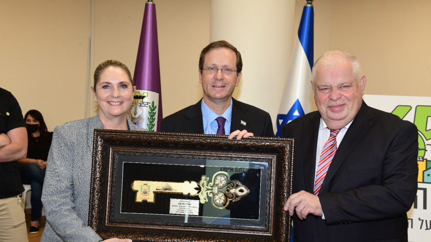 יצחק הרצוג ורעייתו עם ראש העיר בנוף הגליל