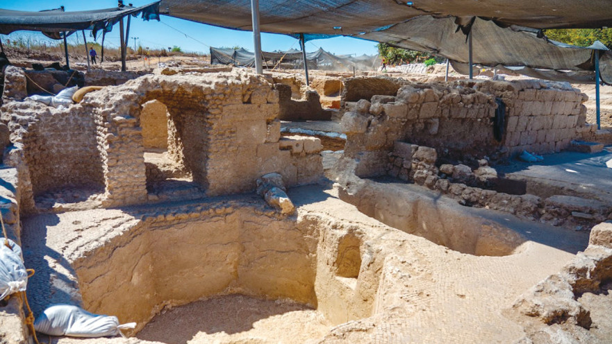 בורות לאיסוף היין שצורתם מתומנת