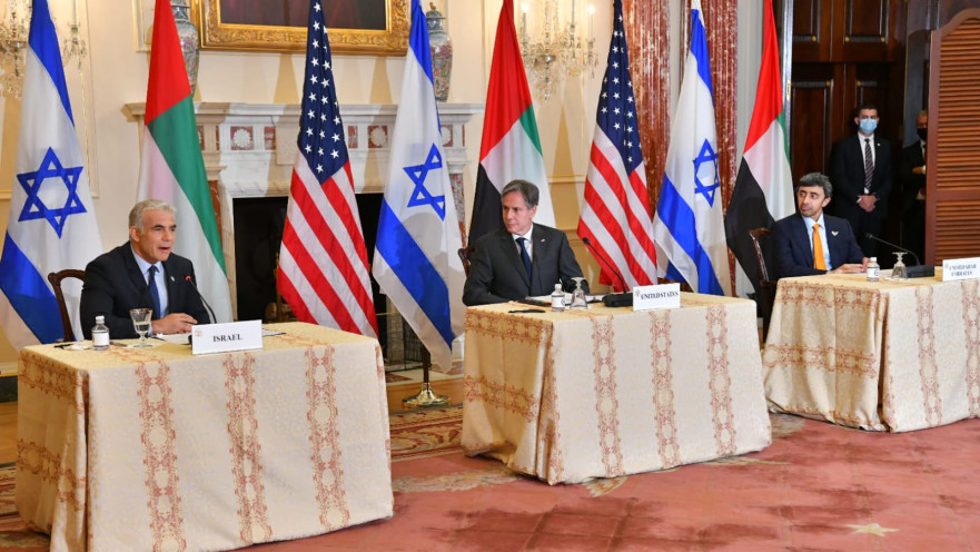 יאיר לפיד, אנתוני בלינקן והשייח עבדאללה במסיבת עיתונאים