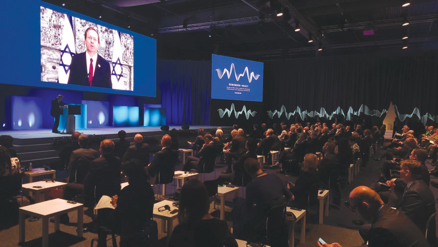 יצחק הרצוג נואם בכנס