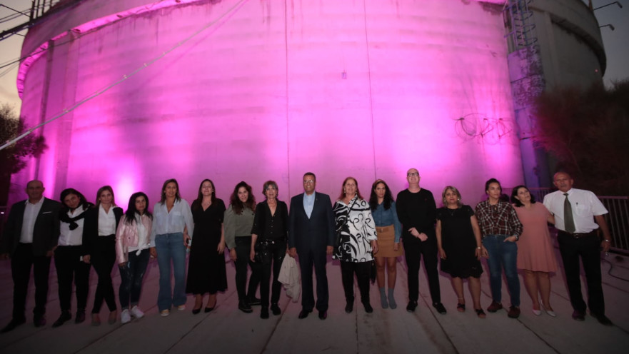 מאגר המים מואר בוורוד