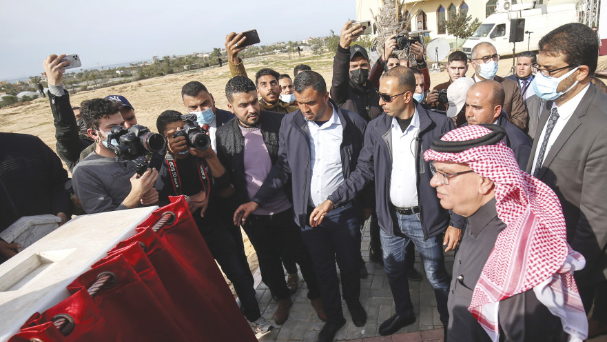 אלעמאדי (מימין) בביקור ברפיח. לא נואש גם כשהצעותיו התרסקו בזו אחר זו אל קרקע המציאות