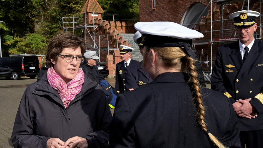 שרת ההגנה הגרמנית אנגרט קרמפ-קרנבאואר