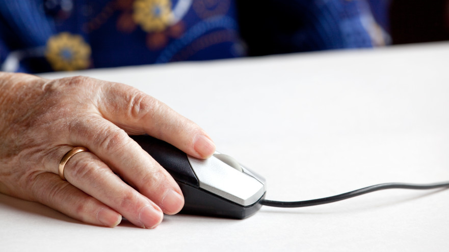 קשישה במחשב