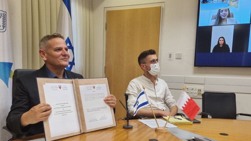 ניצן הורוביץ בחתימת ההסכם