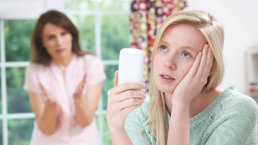 ילדה בסמארטפון