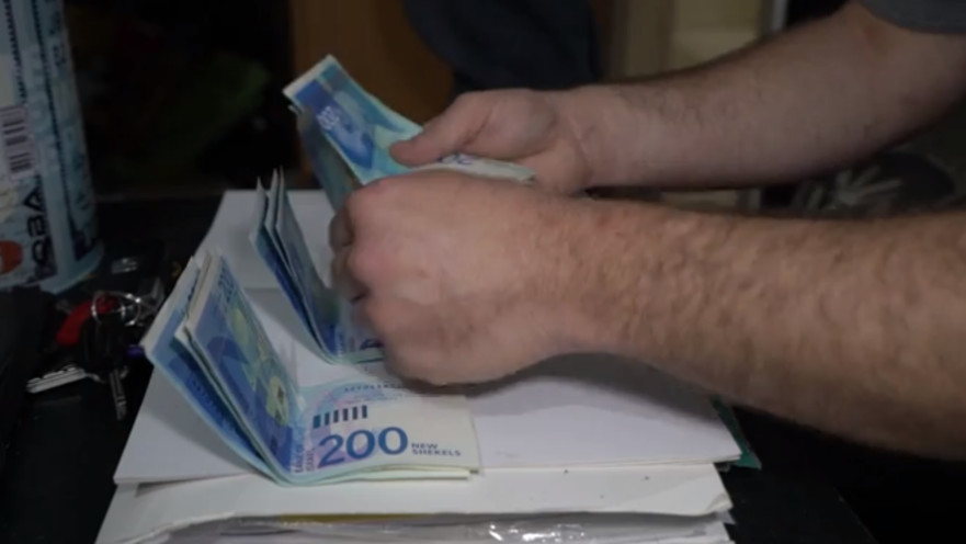 כסף שנתפס אצל אחד החשודים במעורבות בארגון וניהול אתר הימורים בלתי חוקיים ברשת