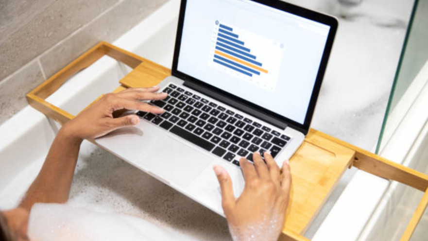 המרצה נתפס בעירום בזמן שיעור זום