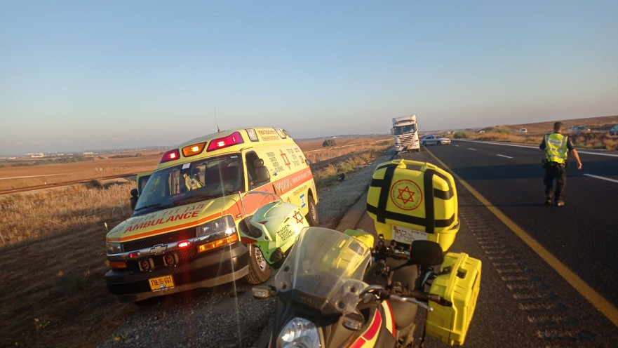 אמבולנס מד"א בזירת התאונה