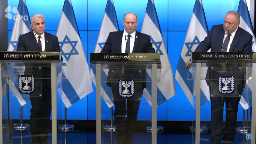 נפתלי בנט, אביגדור ליברמן ויאיר לפיד במסיבת עיתונאים