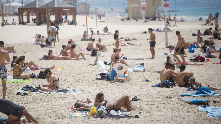 מבלים בחופי תל אביב