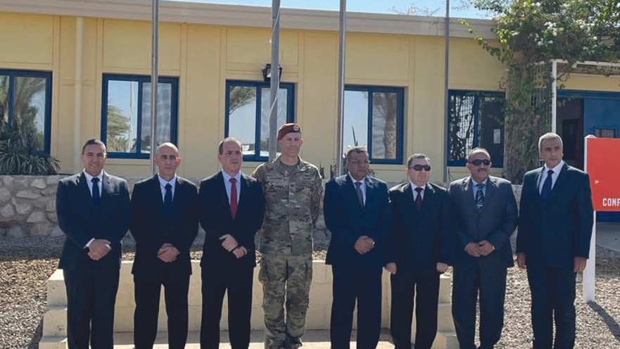 המשלחת המצרית עם מארחיה קציני צה"ל בשארם א-שייח'