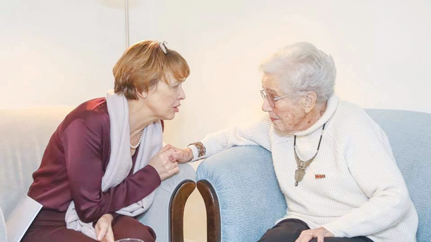 אשת נשיא גרמניה עם שורדת שואה קרדיט זיכרון בסלון 