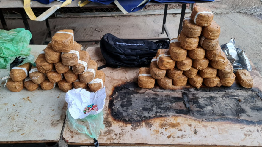 הסמים וחבילת התחמושת שנתפסו בגבול לבנון